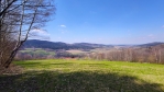 Výhled na Mičovice a Klenovice od vrcholu Vrata. 