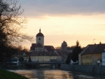 Pohled na hrad z jednoho břehu