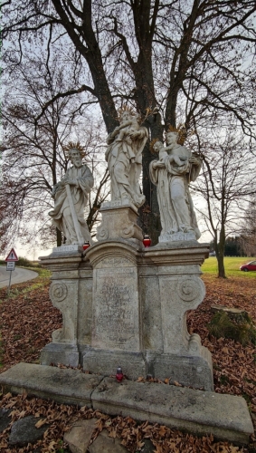Sousoší Třech svatých z roku 1733, zřejmě od Josefa Dietricha.
