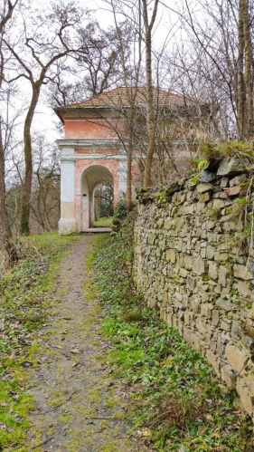 Vysoko nad Malší vede pěšina  k Svatému hrobu. Zastaveni U Šimona... 