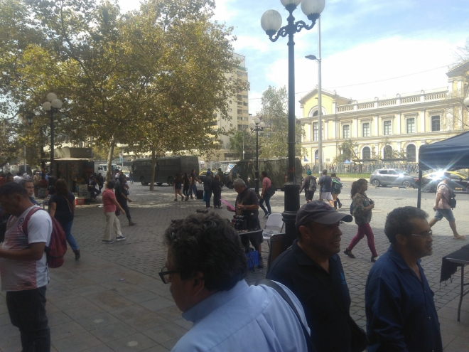 V pozadí zuří demonstrace, bez většího přehánění