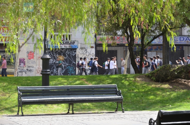 Po ulicích se houfují študáci v bílých tričkách, k nim se ještě dostaneme