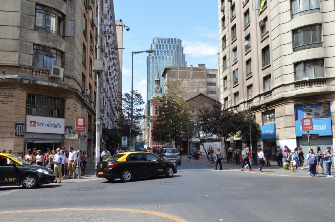 Dlouho hledáme i obchod s potravinami, řeší to malinký OK Market. Všimněte si mixu architektury, vedle upravených obchodních tříd je tu převážně nespoutaný chaos.
