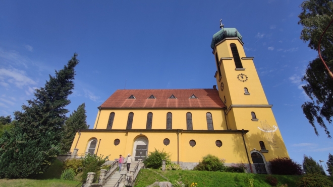 Kostel sv. Jana Nepomuckého ve Větřní. 