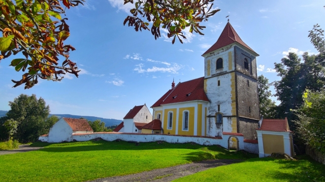 Svéráz zdobí kostel sv. Petra a Pavla. 