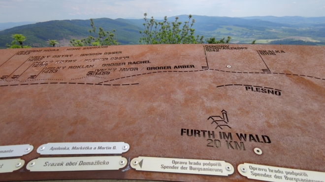 Užitečné rozhledové kovové pláty nás informují o vrcholech v dohledu. Vodní páry ve vzduchu ale možnosti něco vidět omezují. 