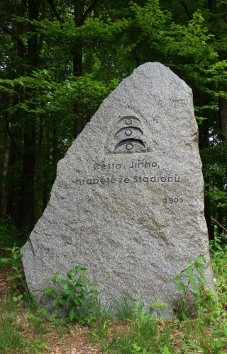pomník věnovaný hraběti Jiřímu ze Stadionu(1844-1906)