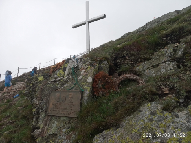 Křížek a pamětní deskou s jmény mrtvých horských zachranářů. 