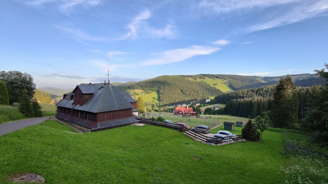 Pohled z okna pokoje na Světlou je impozantní. 