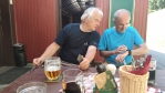 Kontrola údajů po úspěšném výstupu na vrchol Plešivce.