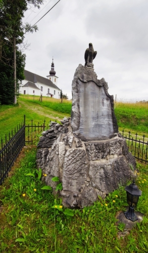 Stoupám do Přemyslovského sedla a míjím kostelík sv. Isidora v Nových Losinách. 