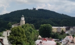 Boží hora s kostelní věž v Žulové. 