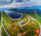 Fotografie z informační publikace ukazuje jak fotogenická je přečerpávací vodní přehrada Dlouhé stráně z výšky. 