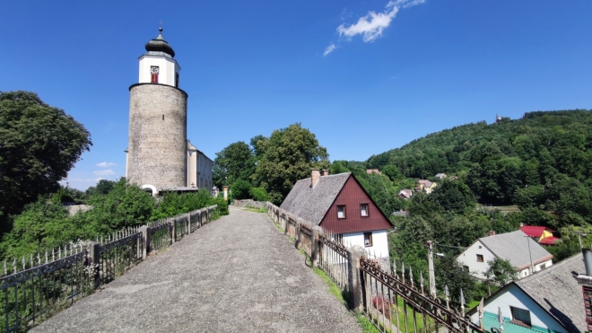 Okrouhlá věž středověkého hradu Frýdberg byla vkusně v roce 1810 zakomponována do stavby klacisistního kostela. 