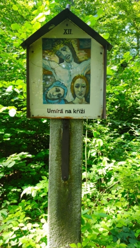 Po křížové stezce stoupáme k Boží hoře... 