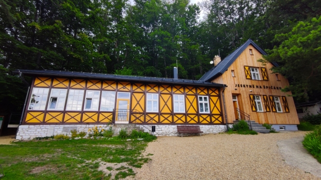 U jeskyně Na Špičáku. 