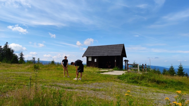 Chata na Můstku shořela, dnes u vrcholu stojí pouze turistický přístřešek. 