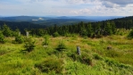 Paseka na hřebenu odhalila i pohled k Javorné, Hadímu vrchu a Křemelné, kam brzy dorazíme. 