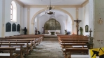 Vhled do kostela ukazuje skleněný oltář. Škoda, že není nastálo osvětlený. 