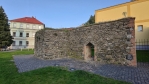 Na zbytky hradeb máme přímý výhled z oken penzionu Šárka. 