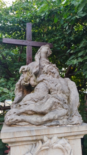 Pozdně barokní sousoší piety. 