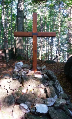 Mackova mohyla - pomník vybudovaný na památku skautky Marcely Sršňové (přezdívka Macek).