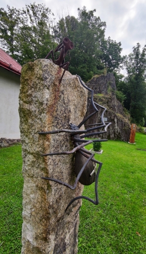 Křižák bojuje s kudlankou. 