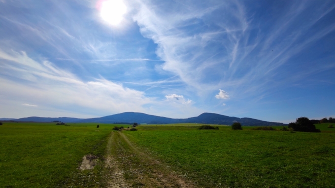 Novohradské hory máme nadosah, my míříme od nich k Novým Hradům.