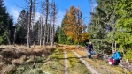 Před hranicí poprvé chvilku odpočíváme. Naše tempo není nijak závratné, ale jsme stále v pohybu a cesta k vrcholu se rychle krátí. 