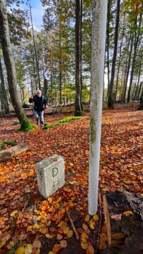 Hraniční kámen 18/7 jestě není tím pravým. Jdeme k č. 18/4.