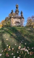 Barokní sochařské dílo z počátku 18. st. zobrazuje sv. Šebestiána, Martina a Rocha. Nad podstavcem se zvedá štíhlý nástavec vrcholící sochou sv. Mikuláše Tolentínského. 