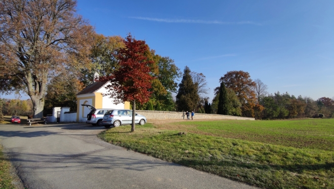 U hřbitovní kaple. 