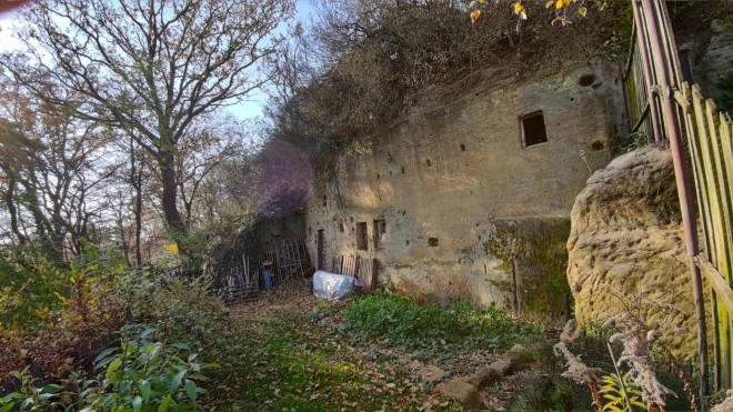 Jeden z mnoha skalních bytů, které se na Kokořínsko nachází najdeme při sestupu od Šalmanovic. 
