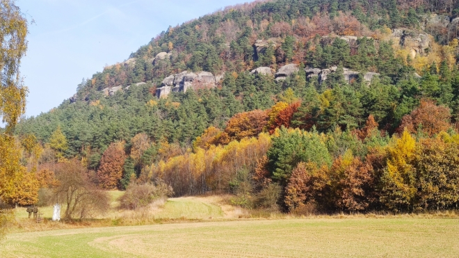 Nad skalními ochozy Vlhostě vede okružní značka, z které Venca a Roman vystoupali na vrchol sopky Vlhoště. 