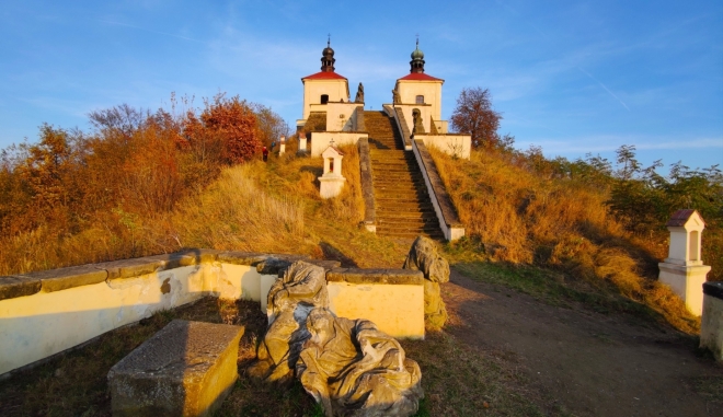 Vlevo kaple Povýšení svatého Kříže., vpravo kaple Nalezení svatého Kříže. 