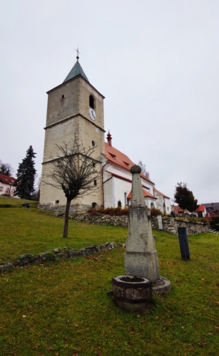 Začínáme u kostela sv. Markéty v Horní Plané. 