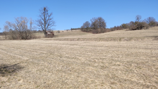 Chrastěšovické paseky nad Vizovicemi na barvy jara ještě čekají. Podobné obrázky mne budou doprovázet celou dobu. Přece jen je ještě březen. 