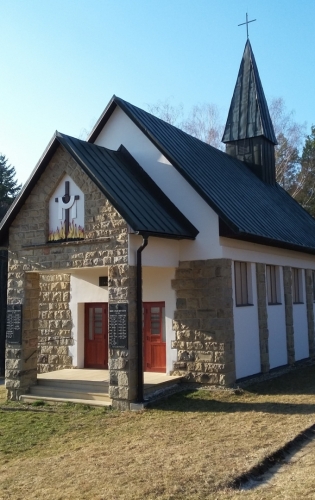 Kaple Panny Marie Bolestné v Ploštině nese jména mrtvých na sloupech předsíně. 