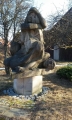 Skulptura Ploština (připomíná vyvraždění osady Ploštině- autor Jiří Padevět). 
