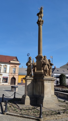 Mariánský sloup z konce 17. století na náměstí ve Vizovicích. 