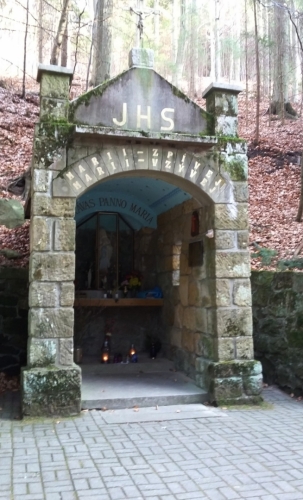 Chladná studně s kaplí Panny Marie Lurdské...