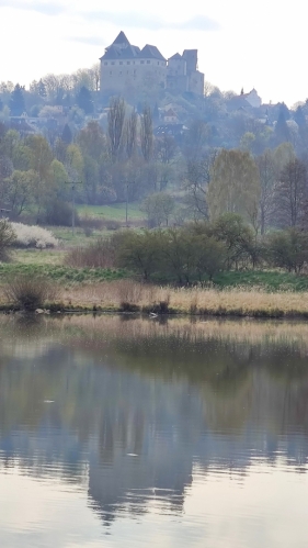 Na hladině Prostředního rybníku se zrcadlí hrad Lipnice. 
