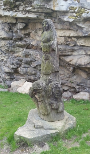 Jedna z dřevěných soch poblíž amfiteátru. 