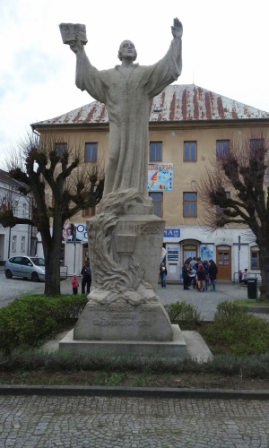 Socha Mistra Jana Husa z roku 1926 od sochaře R. Kubeše z Tábora v Ledči nad Sázavou. 