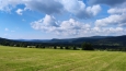 Pohled k Přilbě od vrcholu Nad Šindlovem. 