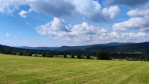 Pohled k Přilbě od vrcholu Nad Šindlovem. 
