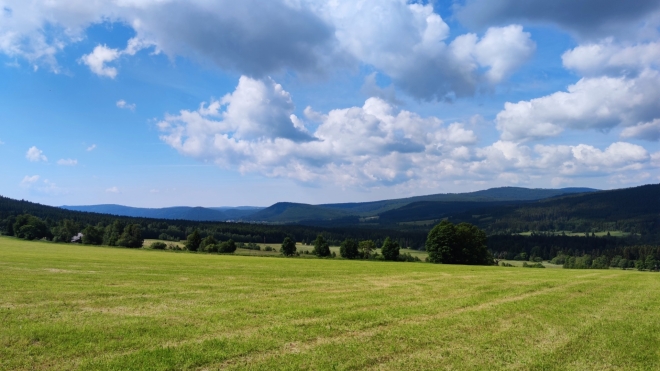 Pohled k Přilbě od vrcholu Nad Šindlovem. 