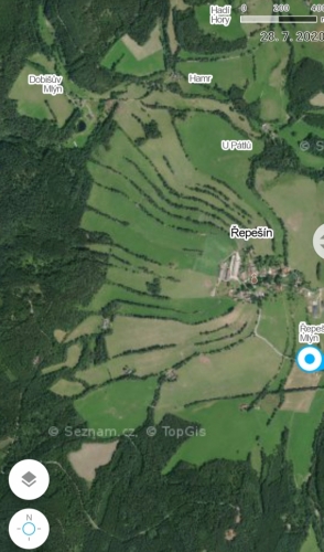 Mapy.cz ukazují zajímavé členění krajiny nad Řepešínem. 