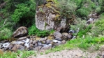 Rif de Duron do Campitello di Fassa padá skalnatým uzavřeným kaňonem. 