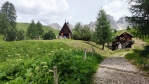 Kostelík v dolině Val di Forza, kam mnoho turistů nezavítá. Okruh do Fuciade nám odhalil víc. 